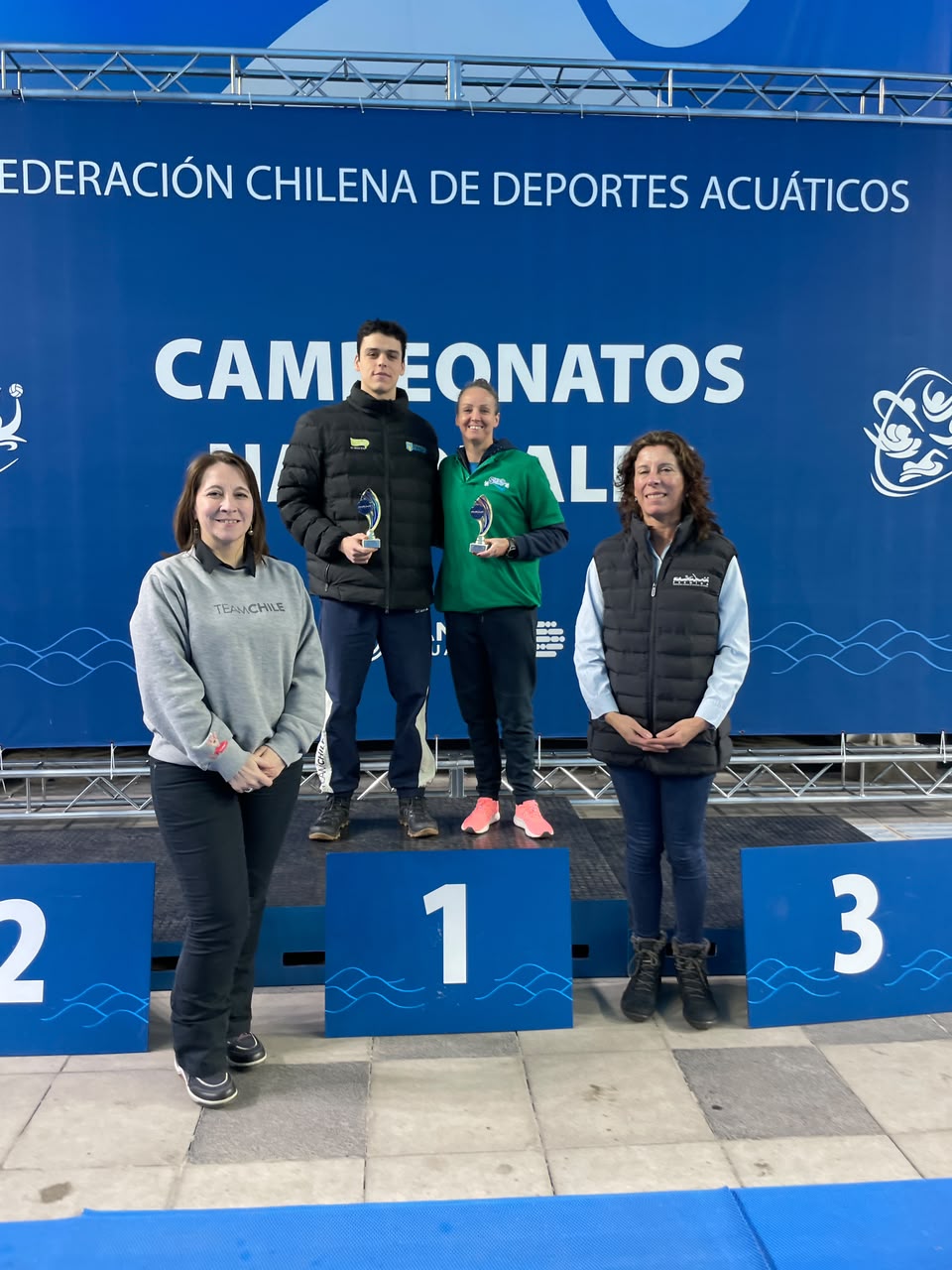 Elías y Kristel recibiendo el premio a mejor marca técnica